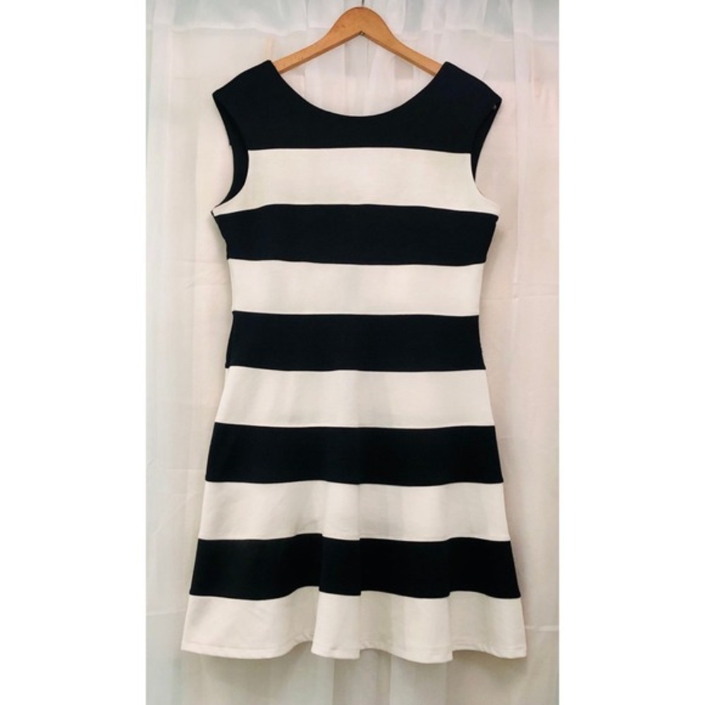 New York & Company Women's Stretch Sleeveless Black‎ White Stripe Dress Size M